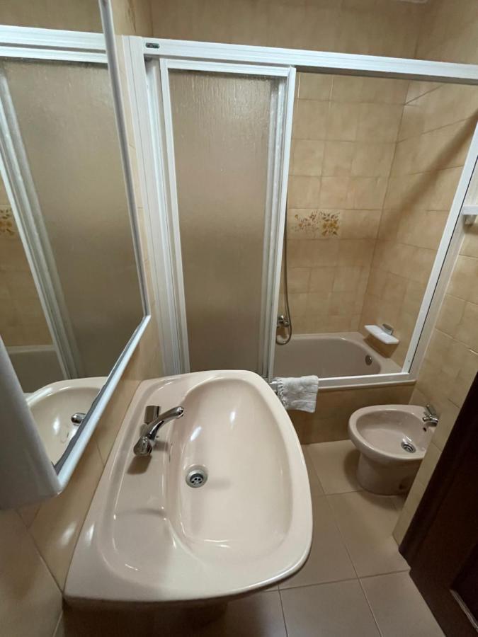 Hostal Restaurante Luz De Luna Villanueva De Arosa Ngoại thất bức ảnh
